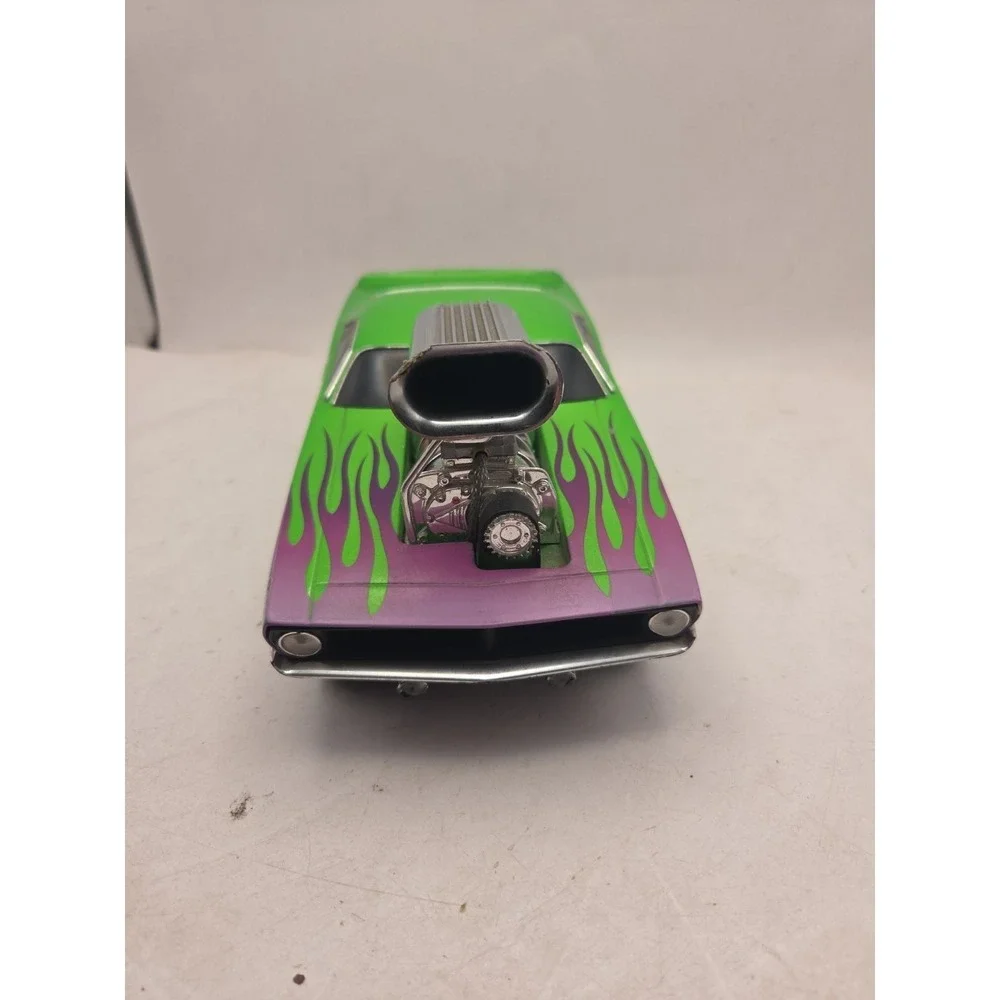 Muscle Machine 1/18 1970 Plymouth HEMI CUDA 2000 Funline Green W/ Purple Flames
